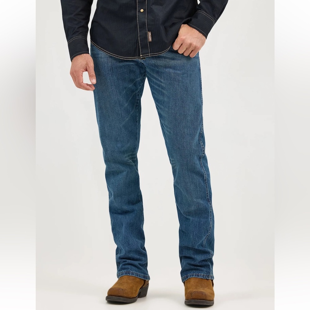 Wrangler peak comfort relaxed boot Men's Classic Blue Straight Jeans size 36x32